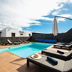 Villa Vista Reina - Luxury 6 Bedroom - Heated Pool- Views - Pool Table - Vista Lobos - Playa Blanca