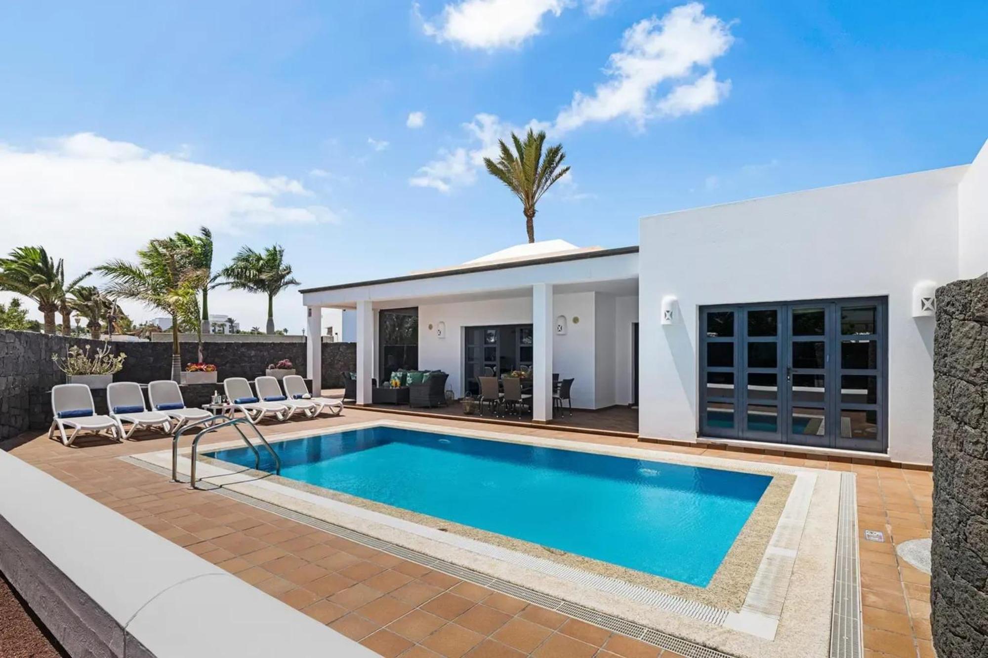 Villa: Beachside Retreat With Pool & Wi-fi *