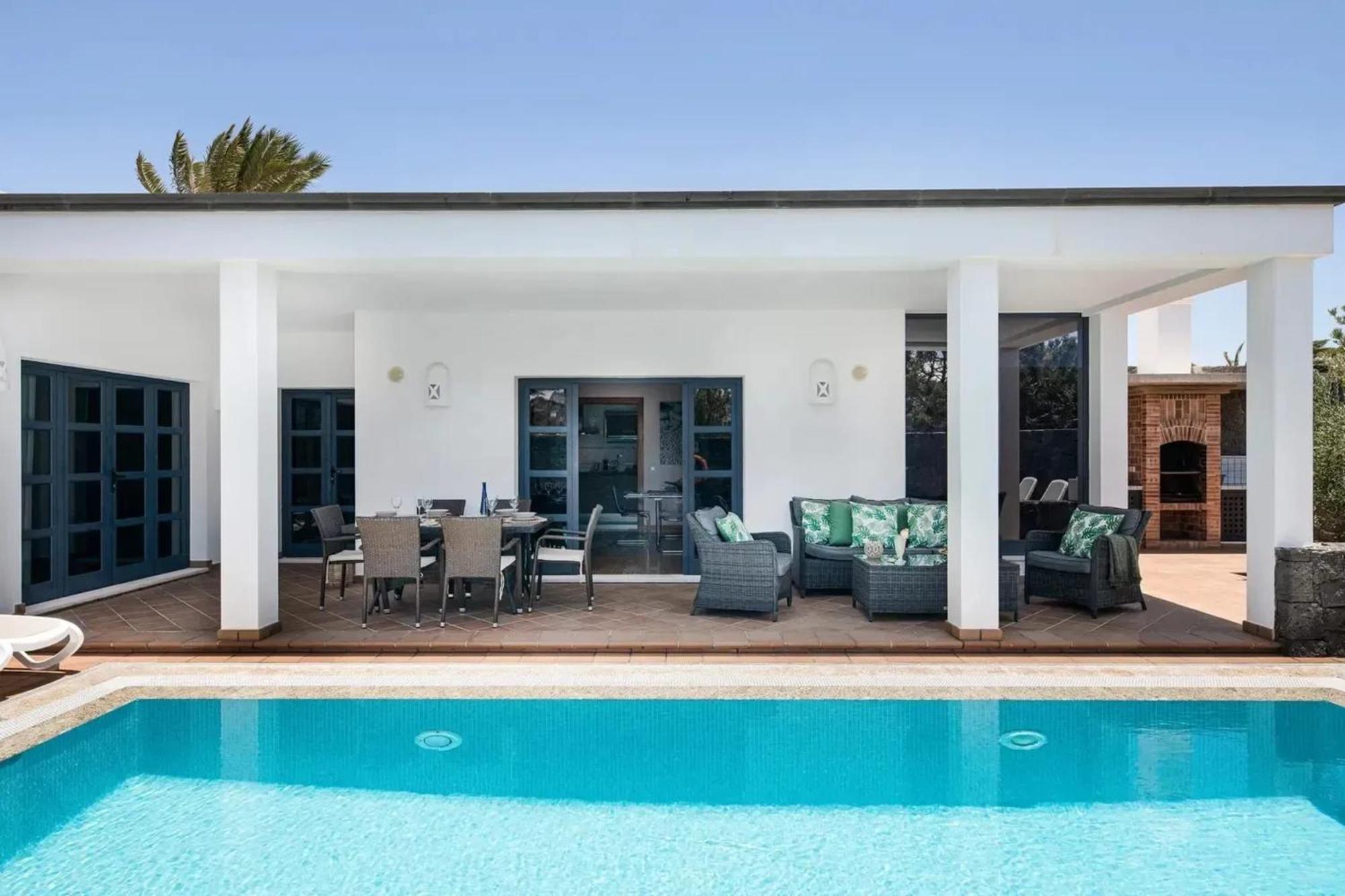 Pousada Villa: Beachside Retreat With Pool & Wi-fi *