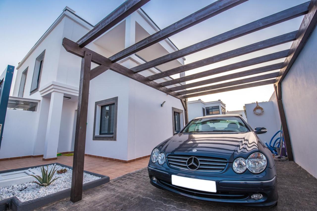 Villa Elegant Playa Blanca: Poolside Retreat *