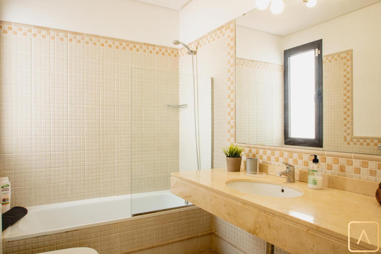 Orcades Close To Town Center Pool&a/c Villa