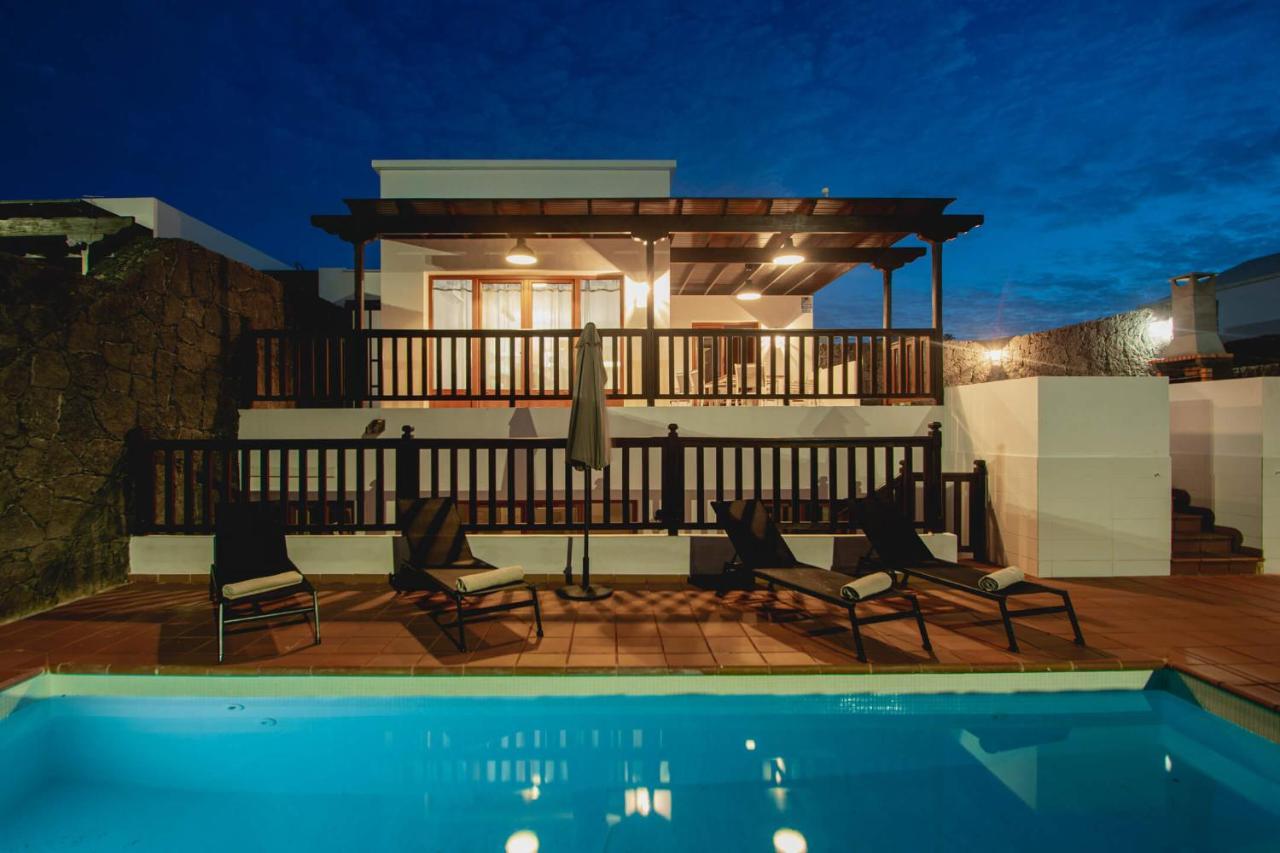 Stylish 6 Bedroom Princesa - Hot Tub - Heated Pool - Near & Waterparks * Playa Blanca (Lanzarote)