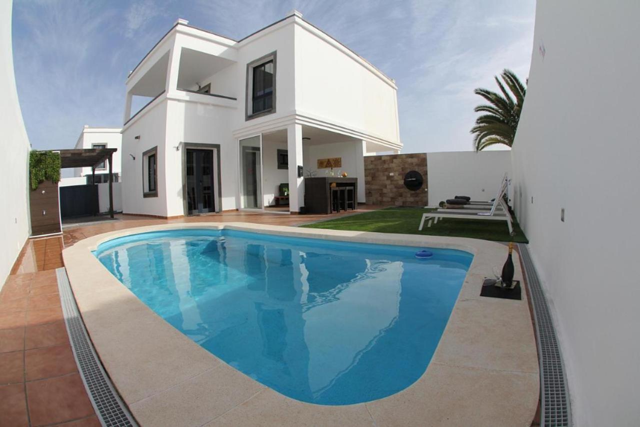 Elegant Playa Blanca: Poolside Retreat Playa Blanca (Lanzarote)