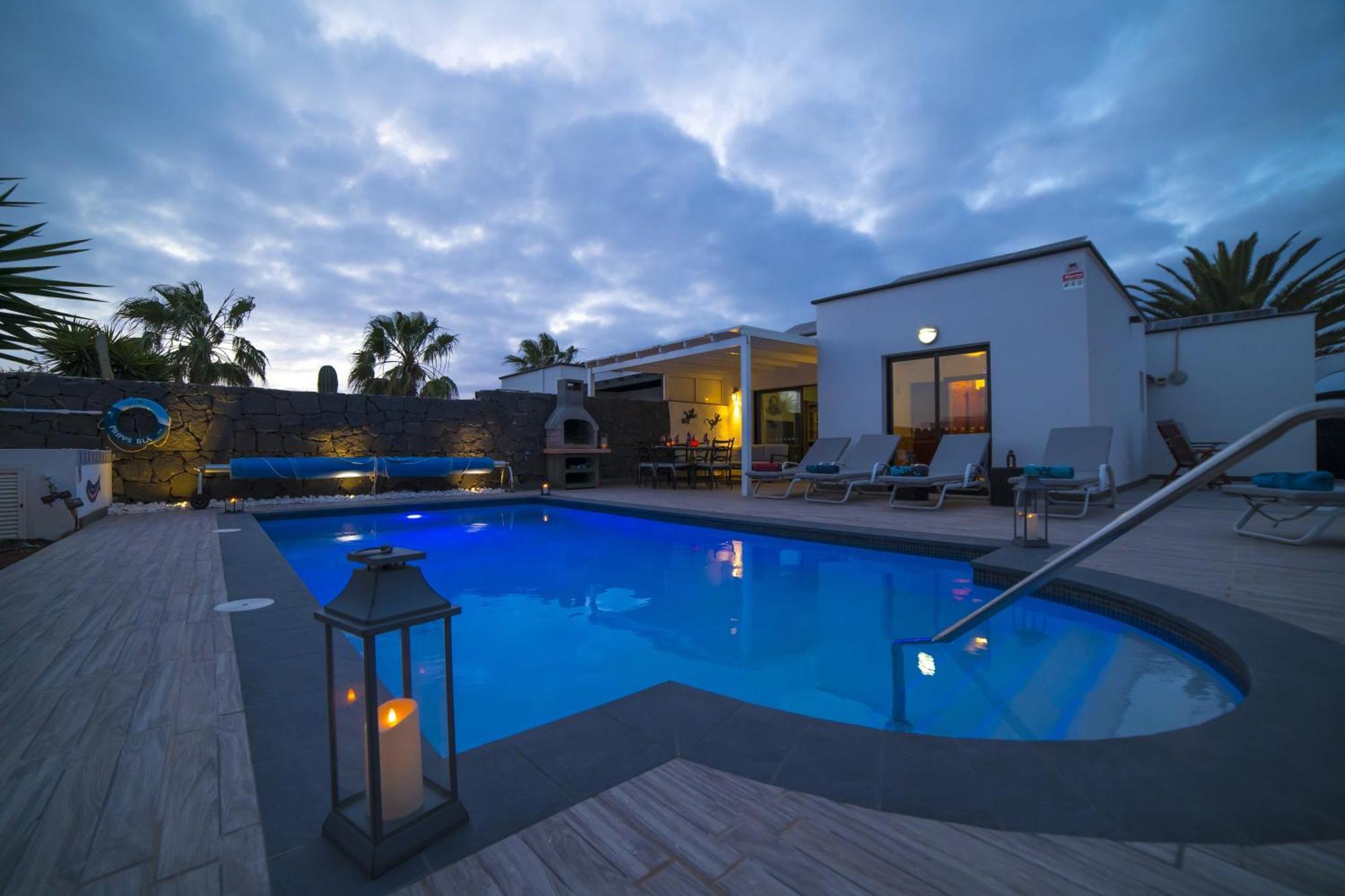 Extraordinary 3 Bedrooms Naraku Spacious Sun Terrace Outdoor Pool, Hot Tub And Bbq