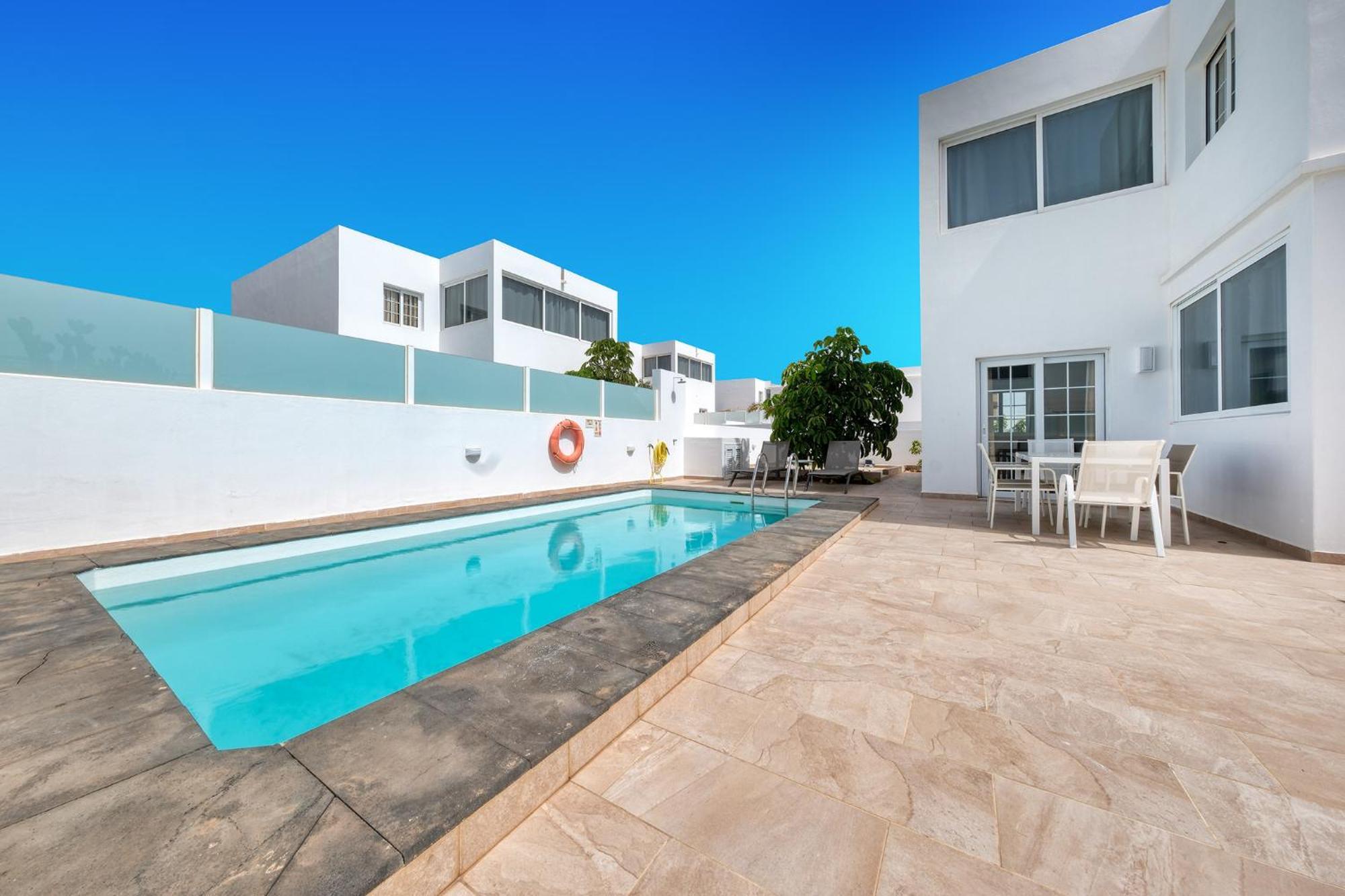 Lanzarote 2-private Pool, Bbq, Air-con Holiday home *