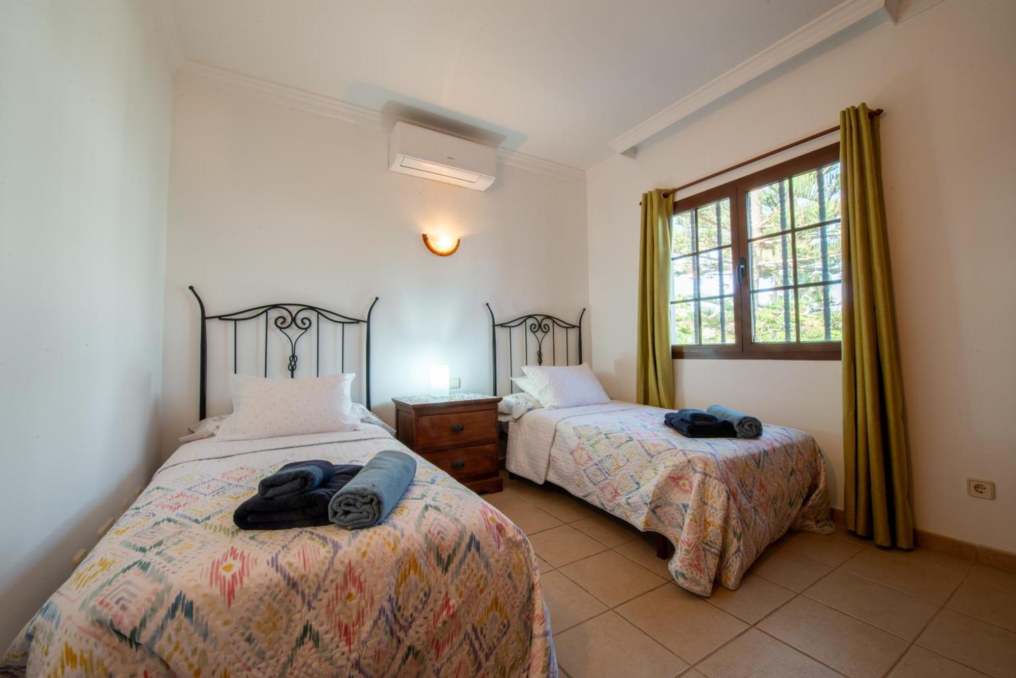 Villa Utopia, Villa 4 Bedrooms Close To Old Town, Heated Pool With Complete Privacy *