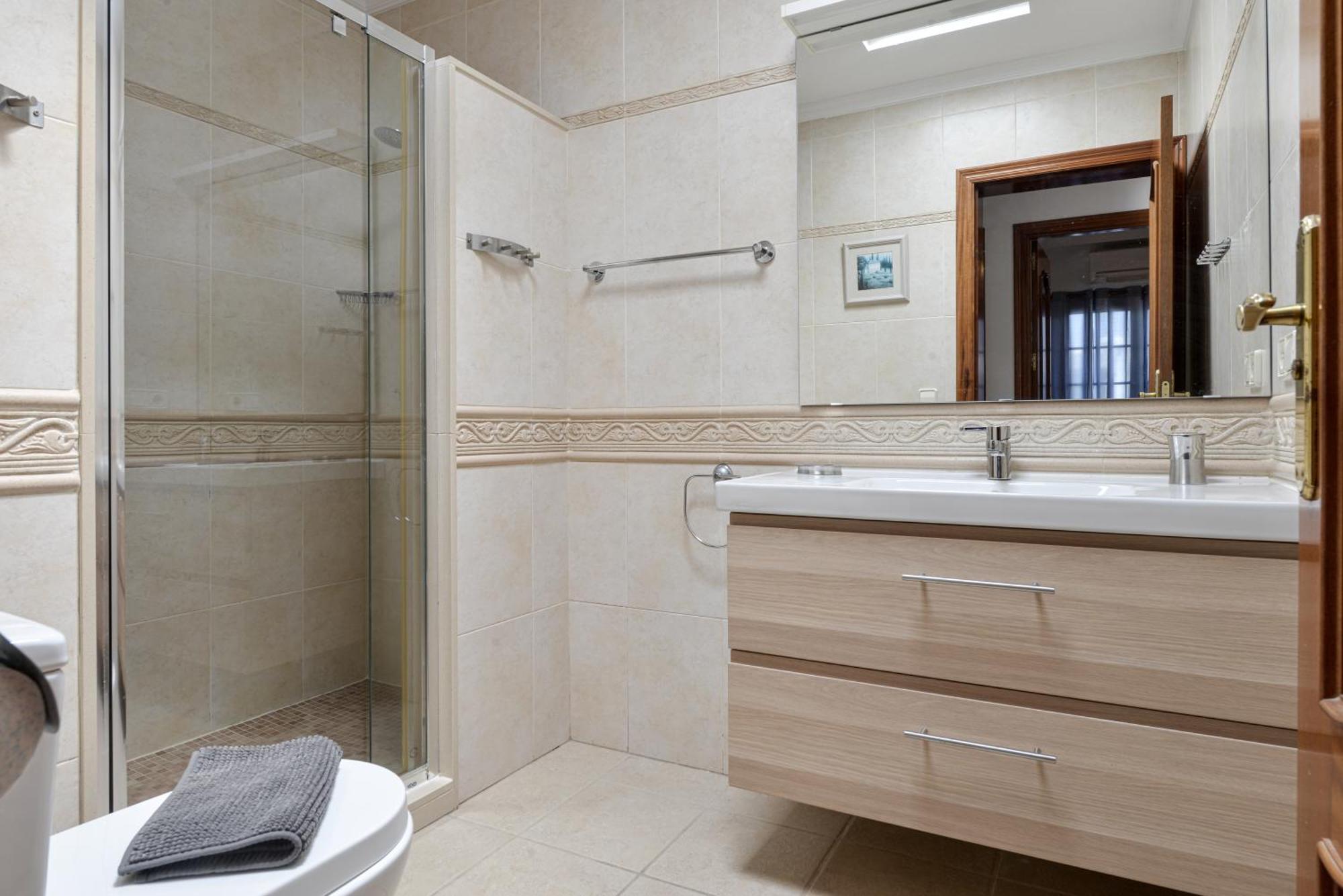 Villa Utopia, 4 Bedrooms Close To Old Town, Heated Pool With Complete Privacy *