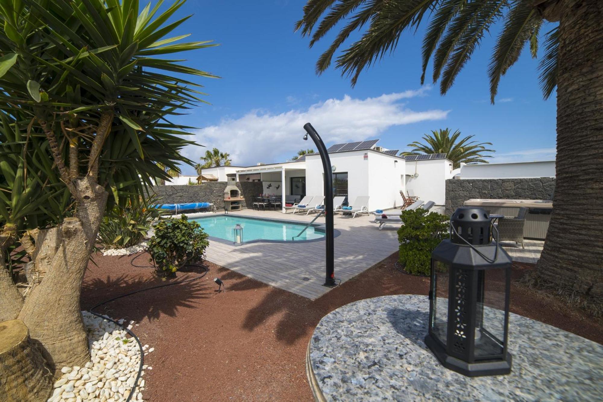 Extraordinary 3 Bedrooms Naraku Spacious Sun Terrace Outdoor Pool, Hot Tub And Bbq Villa Playa Blanca (Lanzarote)