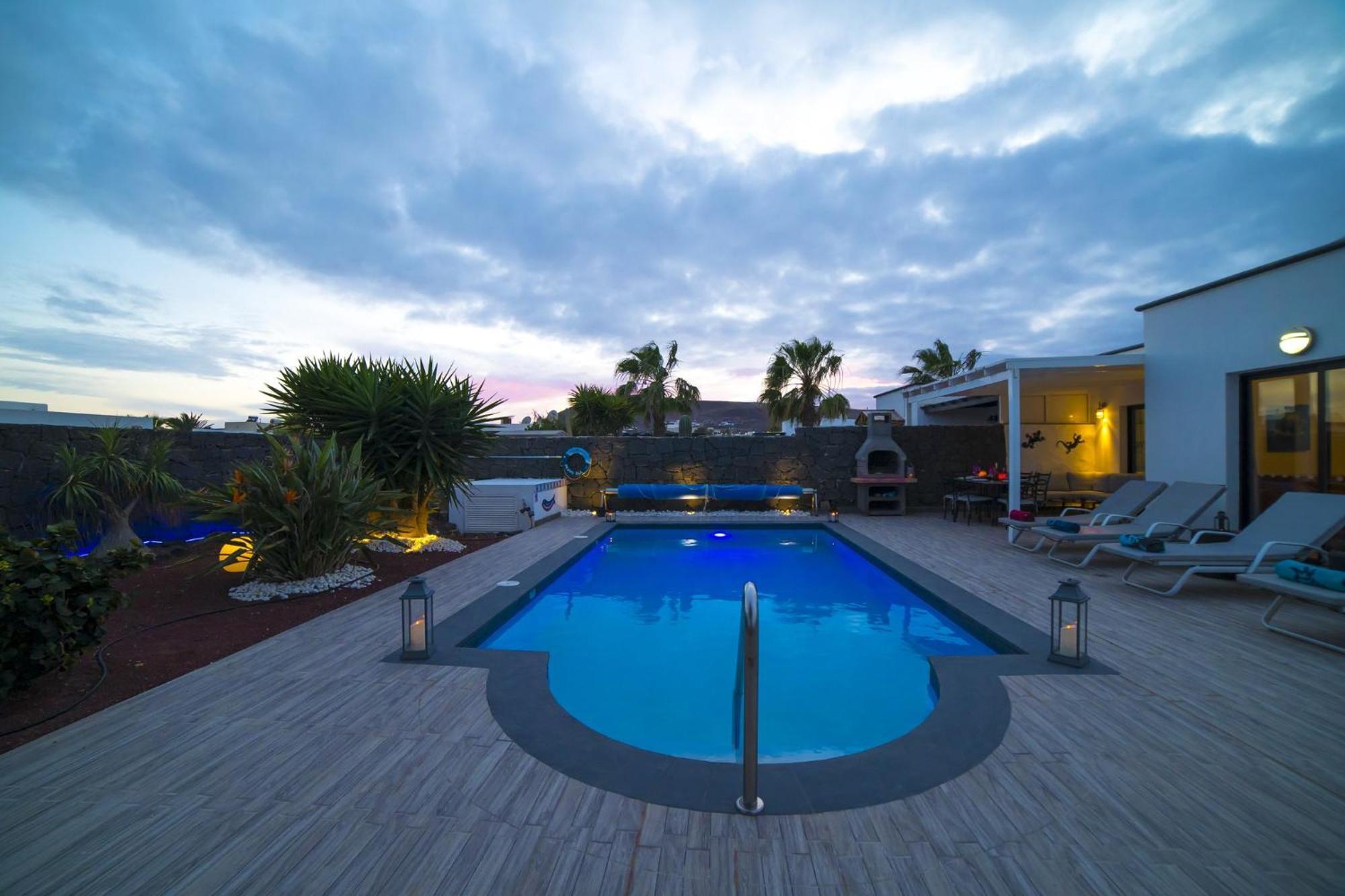 Villa Extraordinary 3 Bedrooms Naraku Spacious Sun Terrace Outdoor Pool, Hot Tub And Bbq Playa Blanca (Lanzarote)