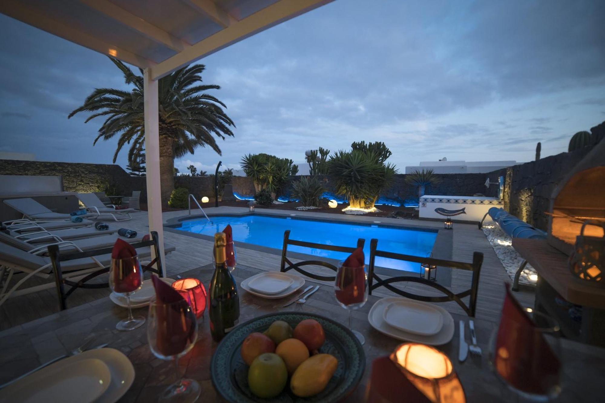 Extraordinary 3 Bedrooms Naraku Spacious Sun Terrace Outdoor Pool, Hot Tub And Bbq *