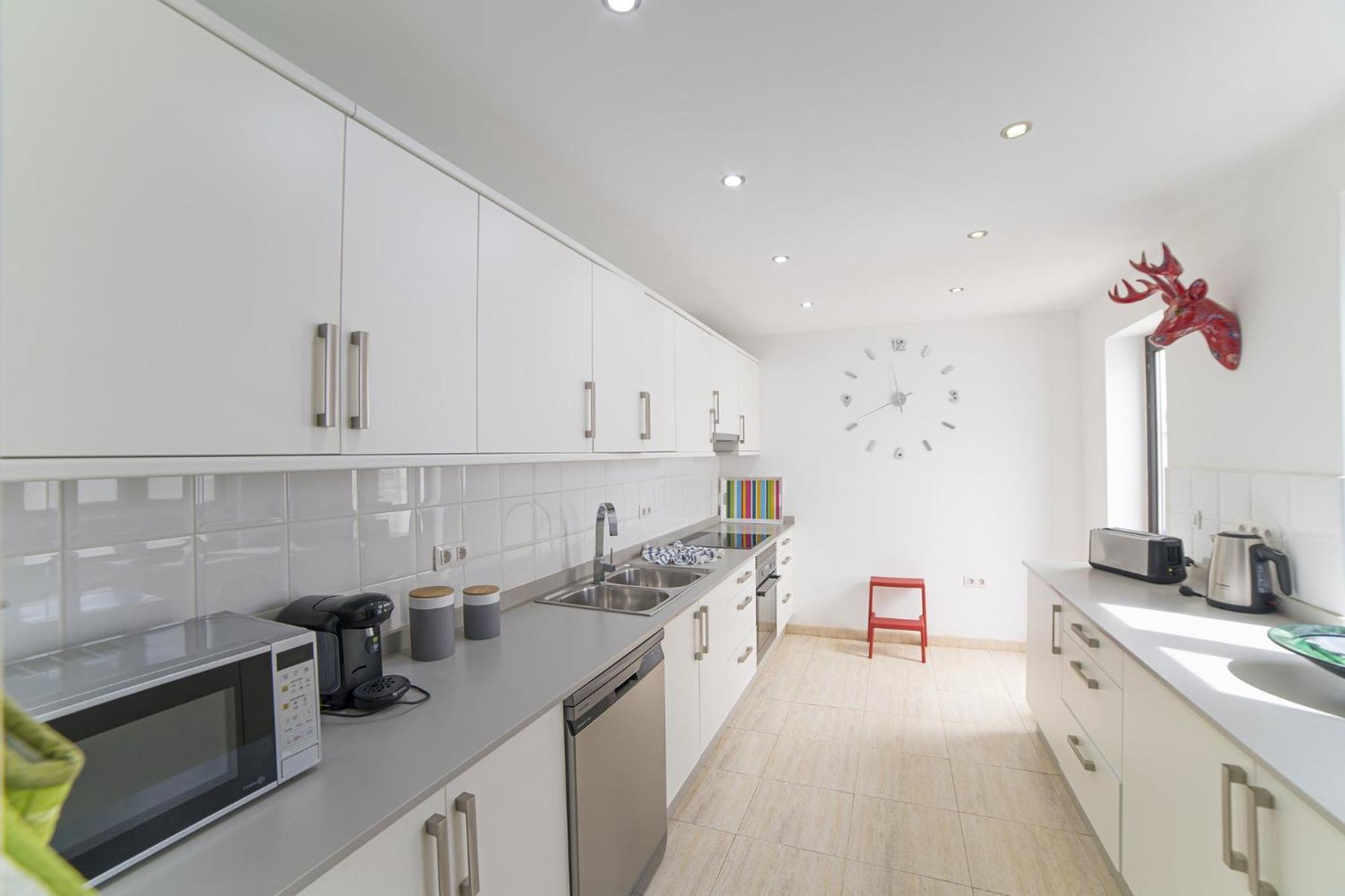 Extraordinary 3 Bedrooms Naraku Spacious Sun Terrace Outdoor Pool, Hot Tub And Bbq *