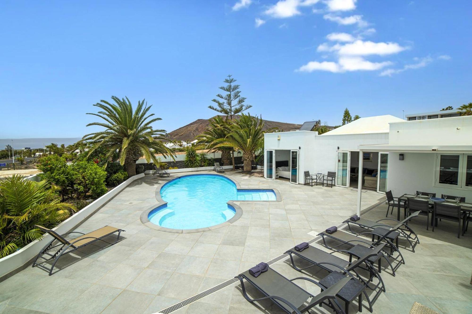 Dazzling 4 Bedrooms Nagini Spacious Furnished Sun Terrace Large Private Outdoor Pool Outdoor Hot Tub Bbq, Playa Blanca (Lanzarote)