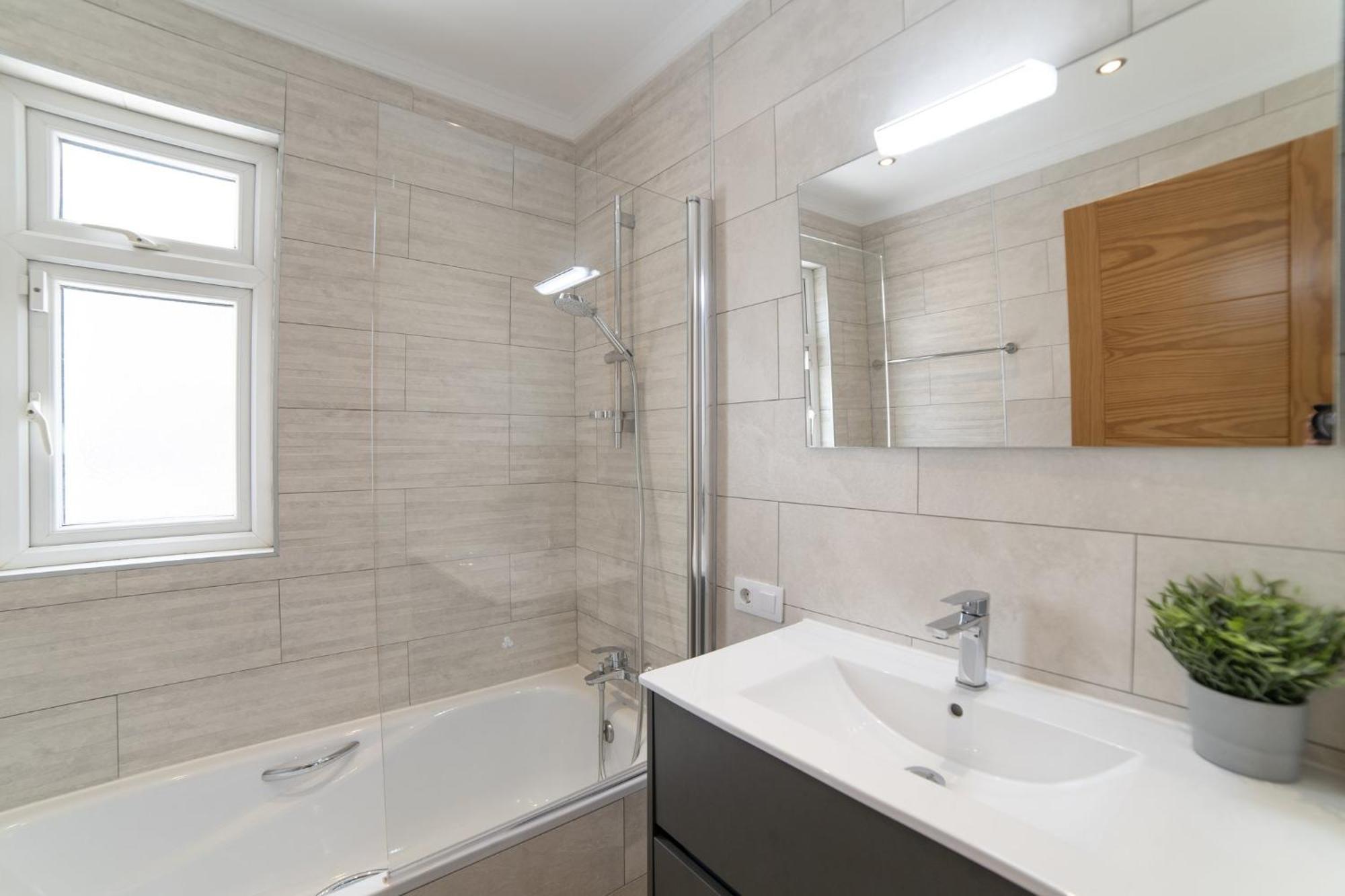 Dazzling 4 Bedrooms Nagini Spacious Furnished Sun Terrace Large Private Outdoor Pool Outdoor Hot Tub Bbq,