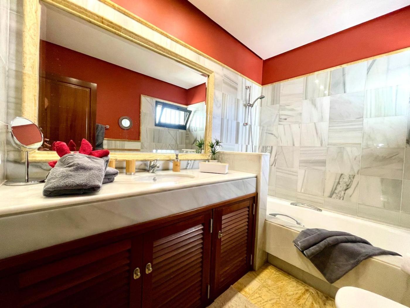 Villa Casa Karoline With A Sunny Terrace, Heated Pool, Comfort And Privacy In A Quiet Neighborhood