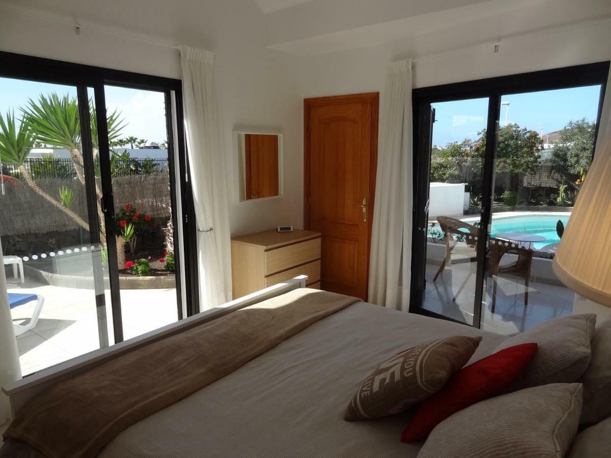 Sol Y Luna Free Heated Pool, Car Not Essential Villa Playa Blanca (Lanzarote)
