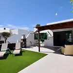 TERRACITAS 3 HIRU , Coqueto bungalow con AC , terraza y piscina comunitaria