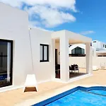 Villa Ora - 2 Bedroom Modern Holiday Villa With Uktv, Wifi, Pool Close To Town