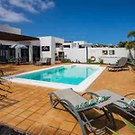 Captivating 2-Bed Villa In Playa Blanca