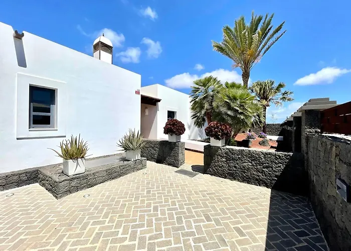 Charming Villa In Playa Blanca With Private Pool
