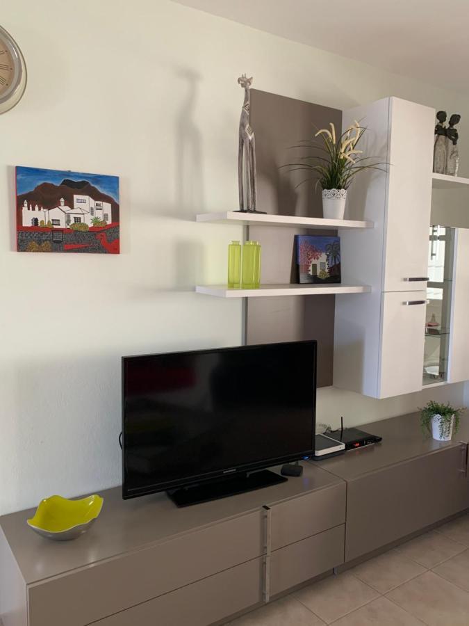 Villa Lovely Nico Playa Blanca, Hot Tub, Communal Pool