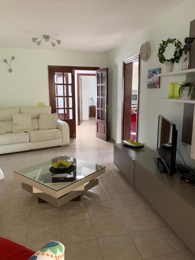 Villa Lovely Nico Playa Blanca, Hot Tub, Communal Pool