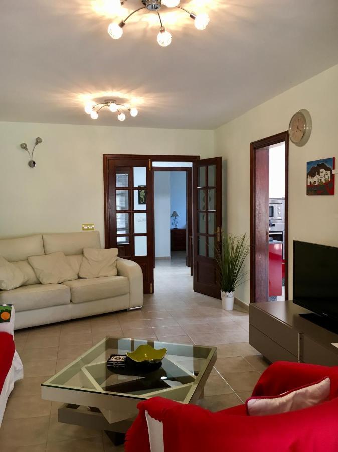 Villa Lovely Nico Playa Blanca, Hot Tub, Communal Pool