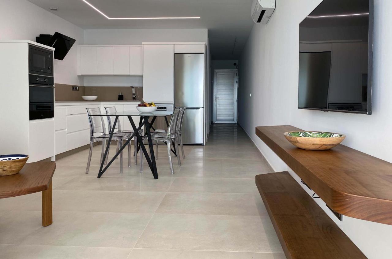 Marina Suites 8 *