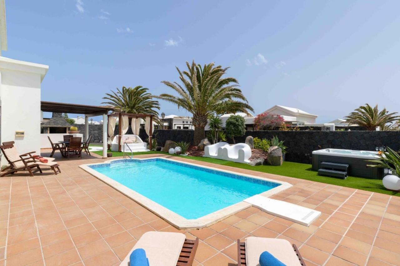 Villa Eslanzarote Rosa, Heated Pool, Jacuzzi, Super Wifi, Sat Tv *