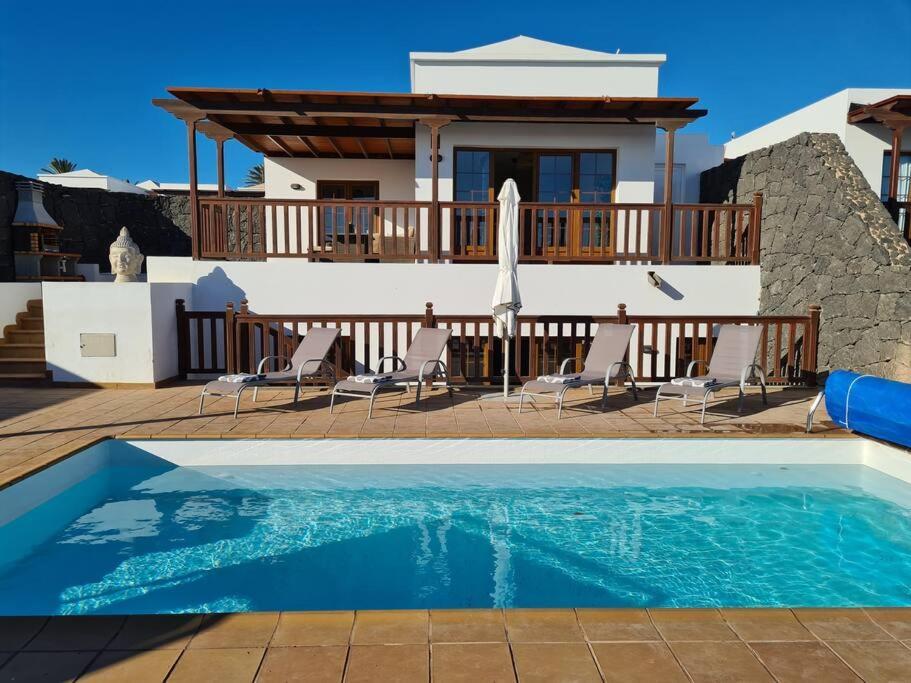Luxury 4-bedroom With Heated Pool + Sea View Villa Playa Blanca (Lanzarote)