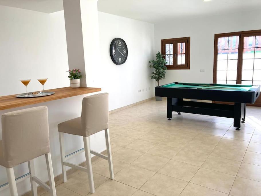 Villa Luxury 4-bedroom With Heated Pool + Sea View