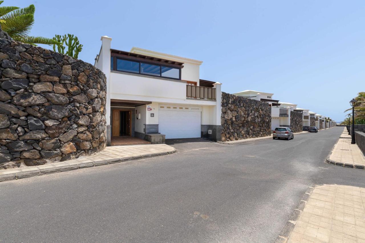 Esterlicia Villa *