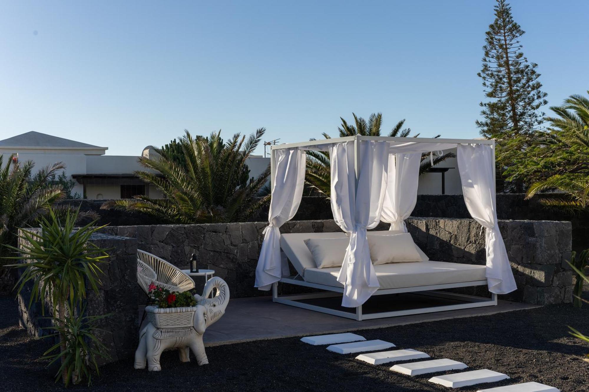Mo Luxury Heated Pool