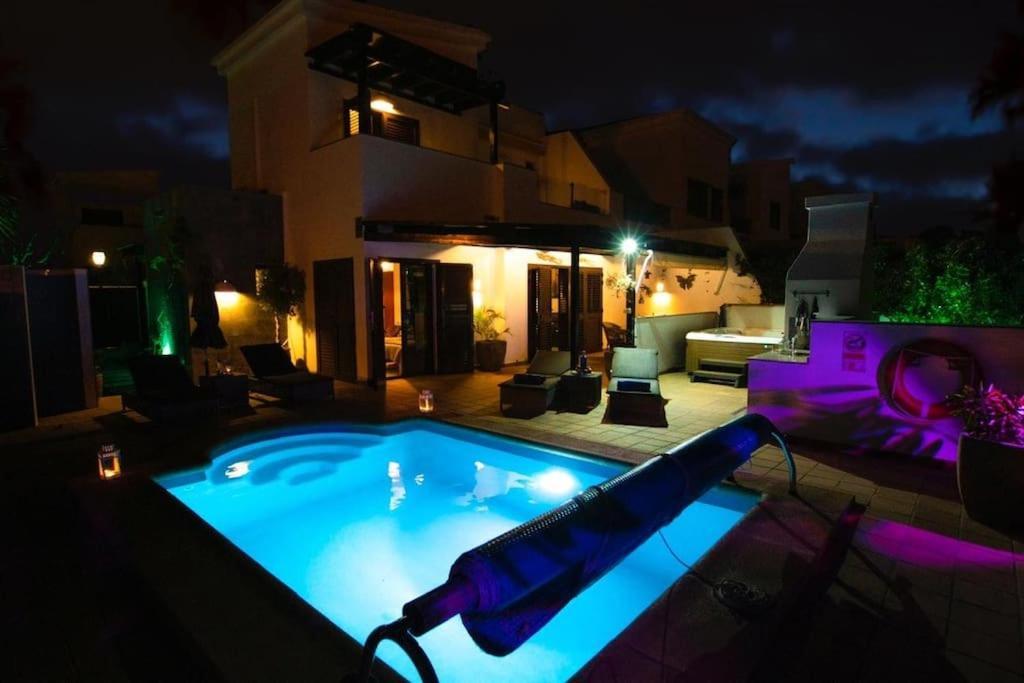 Solsidan Pool, Jacuzzi, A/c 15 Minutes Walking To Marina Rubicon Villa