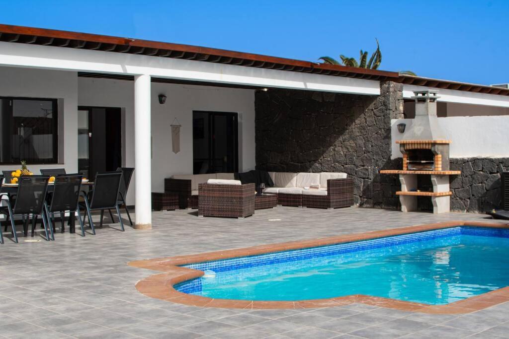 Casa Marlay Spacious, Heated Pool, Bbq & Fast Wi-fi Only 15 Minutes Walk To Town Holiday home *