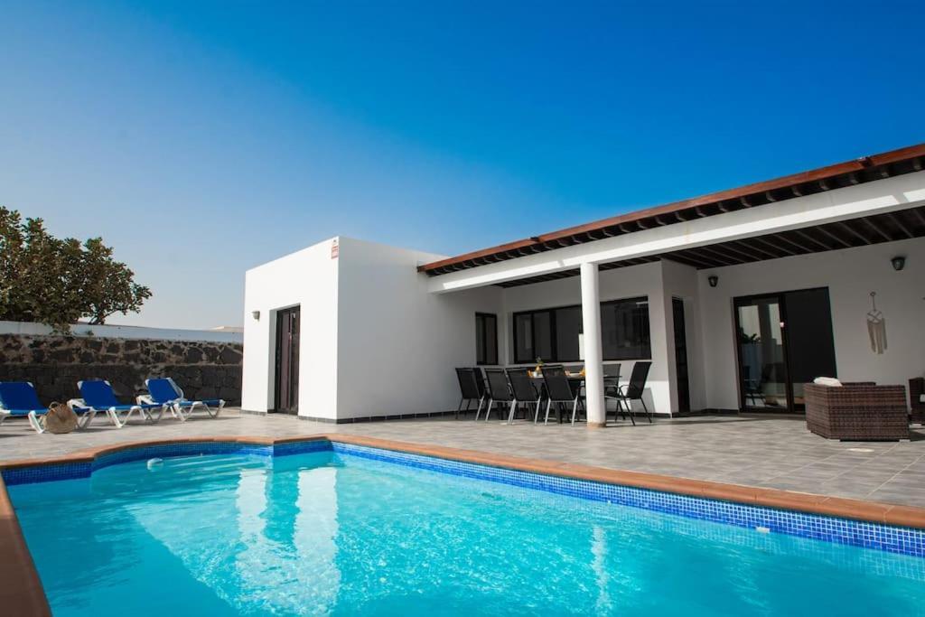 Casa Marlay Spacious, Heated Pool, Bbq & Fast Wi-fi Only 15 Minutes Walk To Town Holiday home Playa Blanca (Lanzarote)