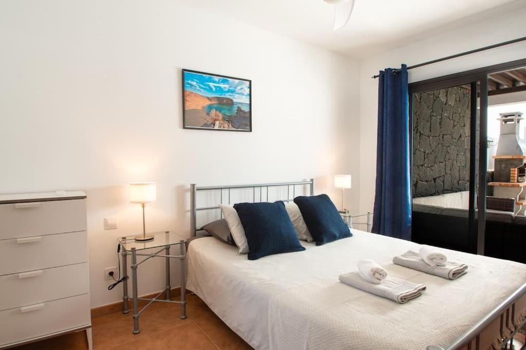 Casa Marlay Spacious, Heated Pool, Bbq & Fast Wi-fi Only 15 Minutes Walk To Town Playa Blanca (Lanzarote)