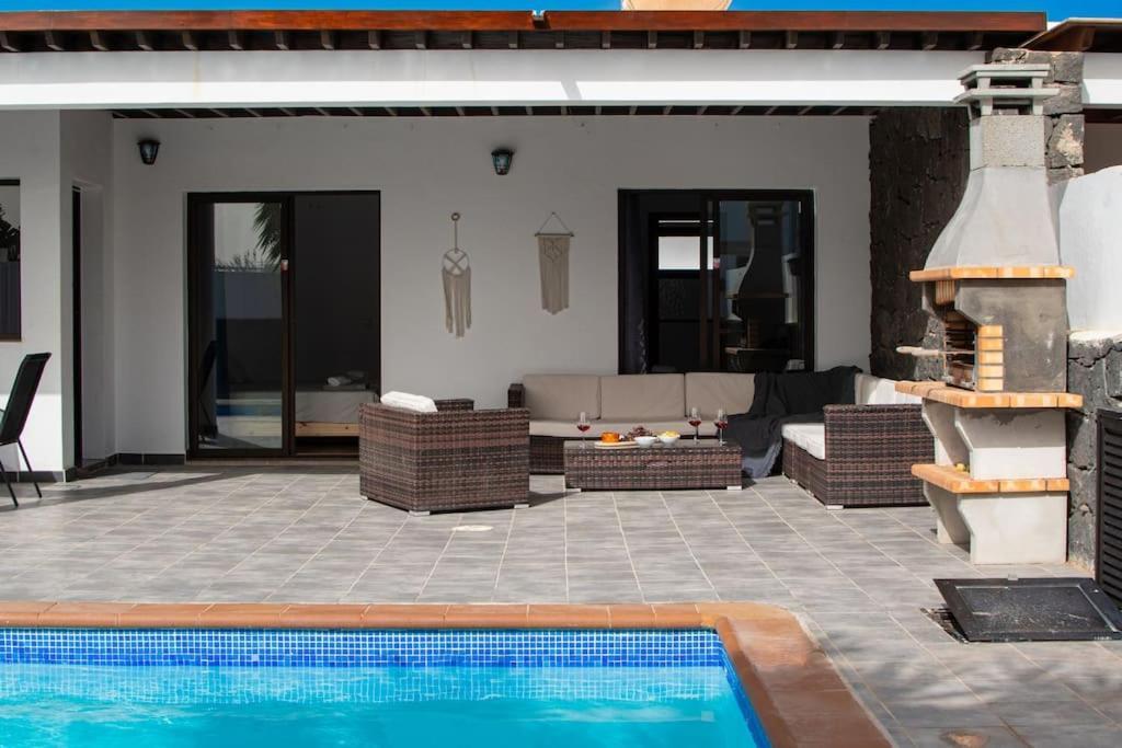Casa Marlay Spacious, Heated Pool, Bbq & Fast Wi-fi Only 15 Minutes Walk To Town * Playa Blanca (Lanzarote)