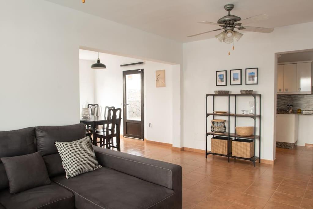 Casa Marlay Spacious, Heated Pool, Bbq & Fast Wi-fi Only 15 Minutes Walk To Town Casa de férias Playa Blanca (Lanzarote)