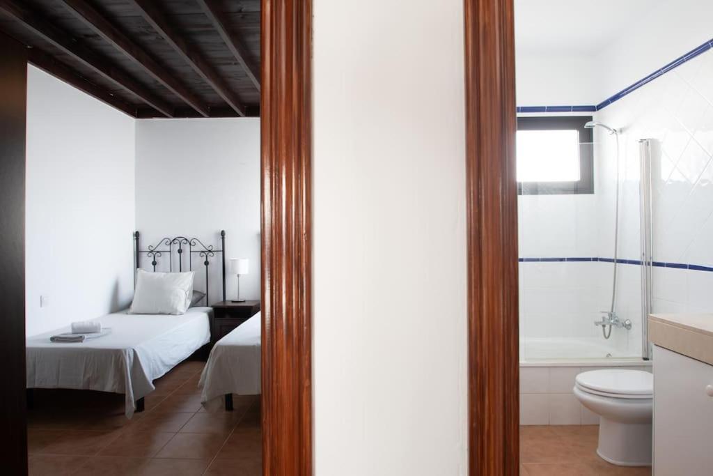 Casa Marlay Spacious, Heated Pool, Bbq & Fast Wi-fi Only 15 Minutes Walk To Town Playa Blanca (Lanzarote)