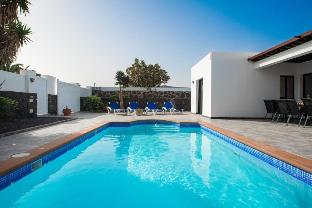 Casa Marlay Spacious, Heated Pool, Bbq & Fast Wi-fi Only 15 Minutes Walk To Town Playa Blanca (Lanzarote)