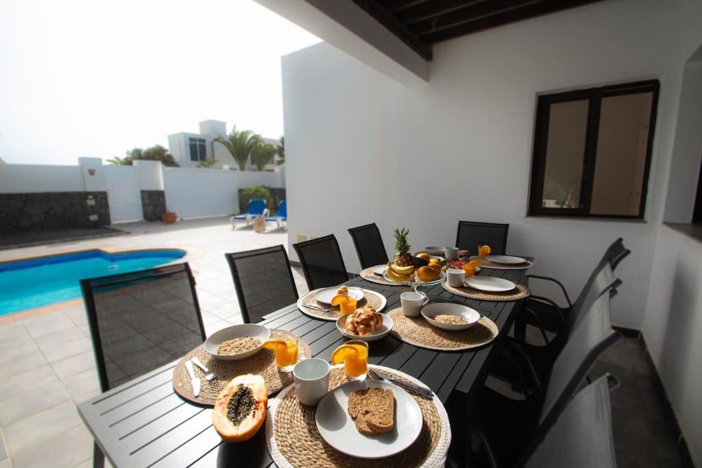 Holiday home Casa Marlay Spacious, Heated Pool, Bbq & Fast Wi-fi Only 15 Minutes Walk To Town Playa Blanca (Lanzarote)