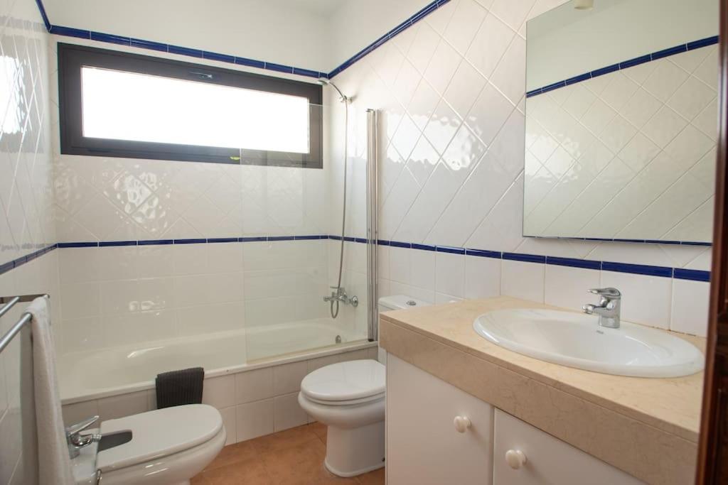 Casa Marlay Spacious, Heated Pool, Bbq & Fast Wi-fi Only 15 Minutes Walk To Town Holiday home Playa Blanca (Lanzarote)