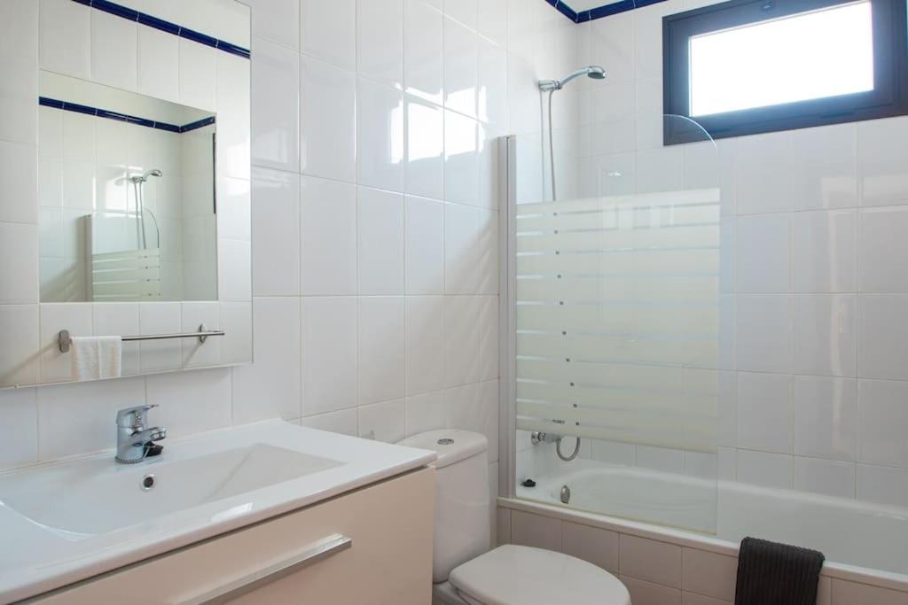 Casa Marlay Spacious, Heated Pool, Bbq & Fast Wi-fi Only 15 Minutes Walk To Town Playa Blanca (Lanzarote)