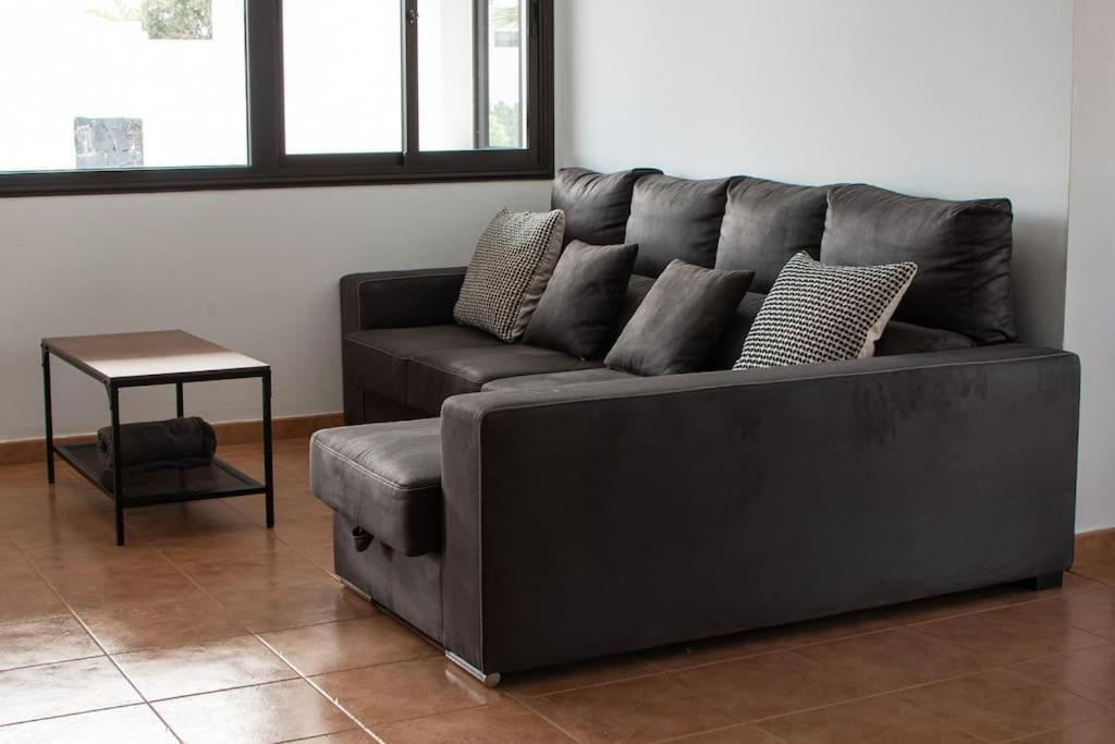 Casa Marlay Spacious, Heated Pool, Bbq & Fast Wi-fi Only 15 Minutes Walk To Town Holiday home Playa Blanca (Lanzarote)