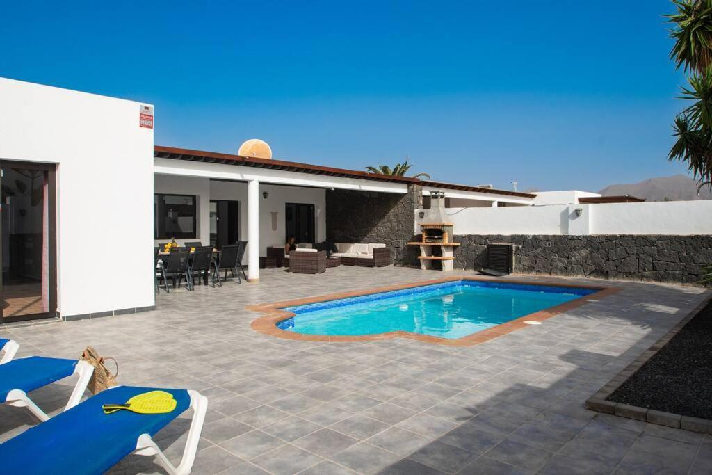 Casa Marlay Spacious, Heated Pool, Bbq & Fast Wi-fi Only 15 Minutes Walk To Town Holiday home