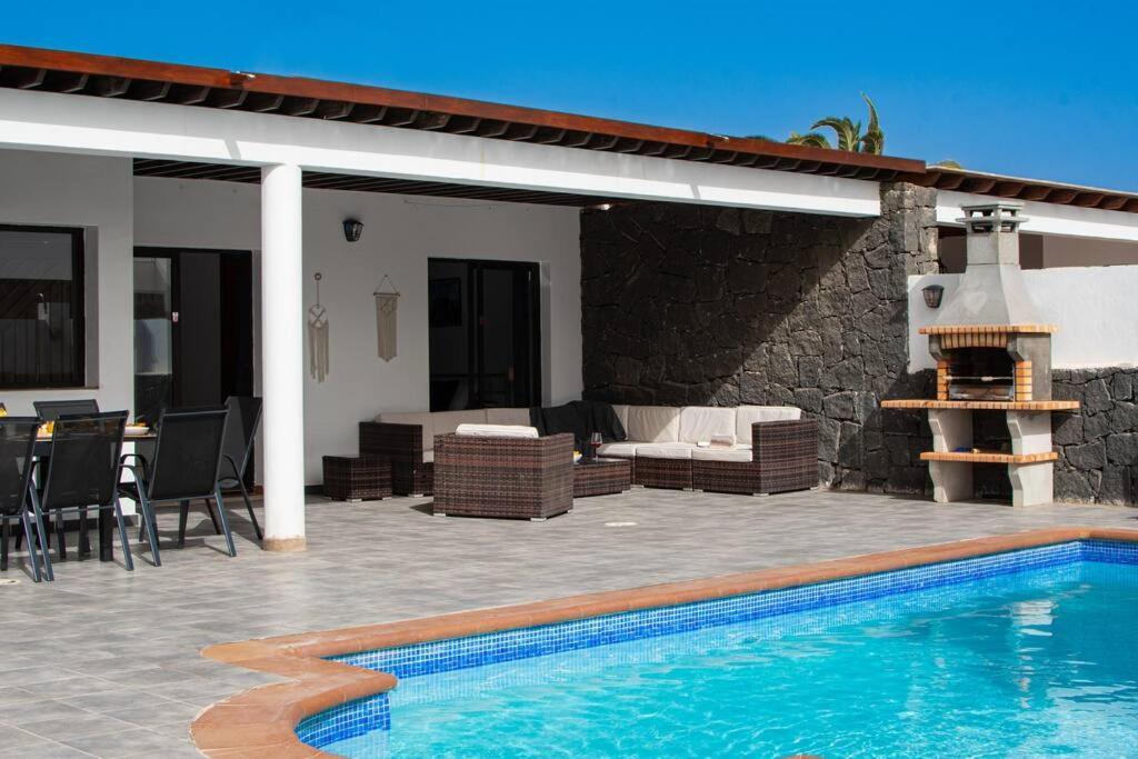 Casa Marlay Spacious, Heated Pool, Bbq & Fast Wi-fi Only 15 Minutes Walk To Town Playa Blanca (Lanzarote)