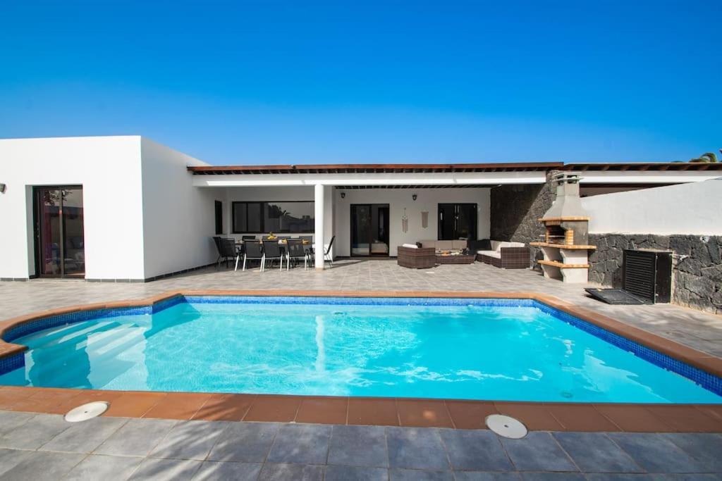 Holiday home Casa Marlay Spacious, Heated Pool, Bbq & Fast Wi-fi Only 15 Minutes Walk To Town