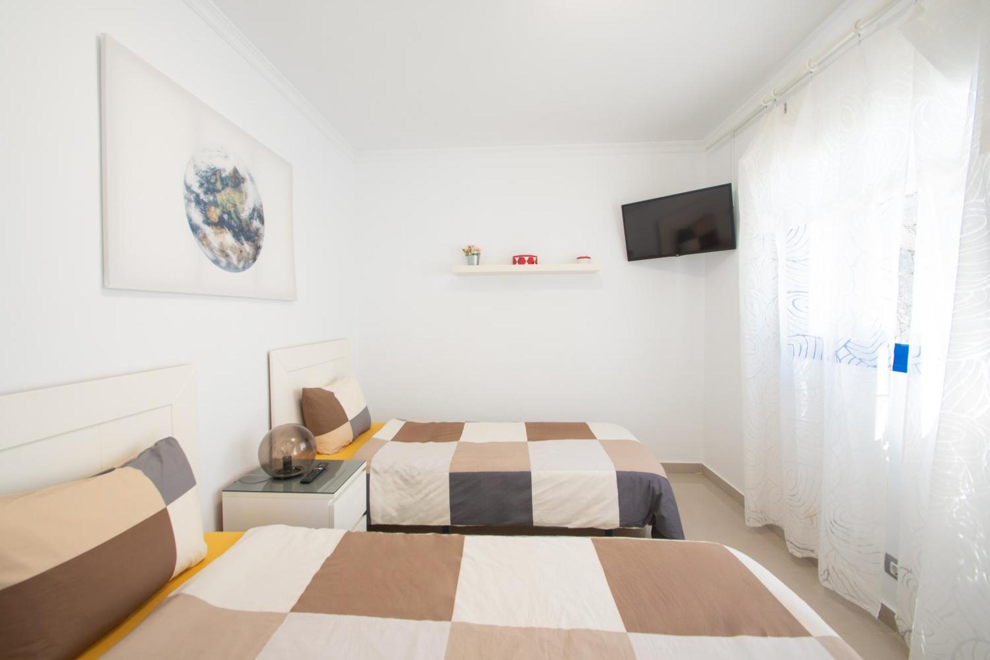 Botanica - Spacious, Heated Pool And Bbq, Sunny Terrace, Garden & Mountain Views *