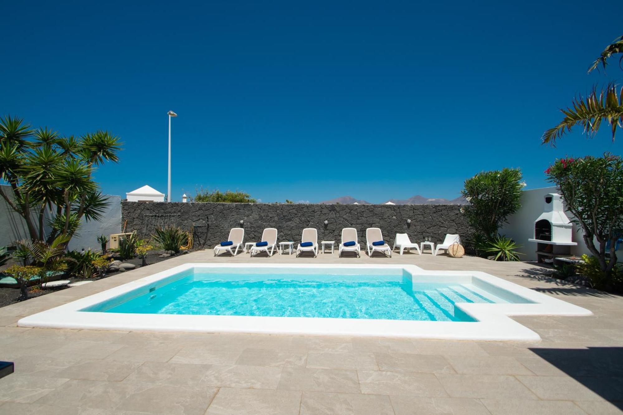 Botanica - Spacious, Heated Pool And Bbq, Sunny Terrace, Garden & Mountain Views * Playa Blanca (Lanzarote)