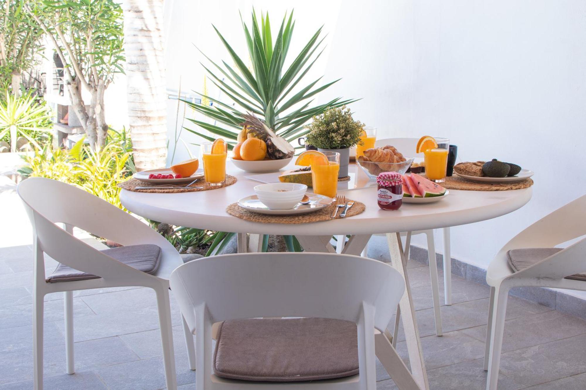 Botanica - Spacious, Heated Pool And Bbq, Sunny Terrace, Garden & Mountain Views *
